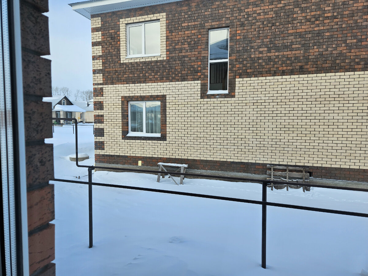 Вид из нашего санузла на 1 этаже, окно в другом доме - это окно кухни-гостиной соседа