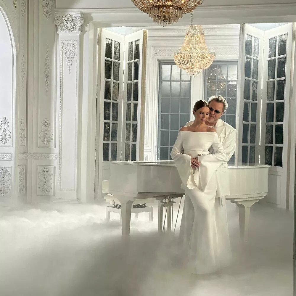 развивается на ветру. словно солнце горит. соловьиные стоны еще не любовь хайям. солнце. горитна смолнышке флажок.