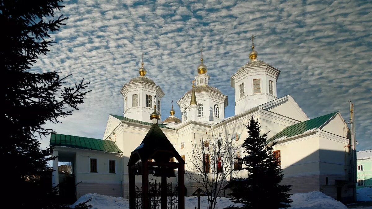     По предварительной информации, предприниматель Денис Бояров требует снести часть стены Крестовоздвиженского монастыря, считая, что земля была занята незаконно. Спор бизнесмена с нижегородской епархией рассматривается в Арбитражном суде региона.