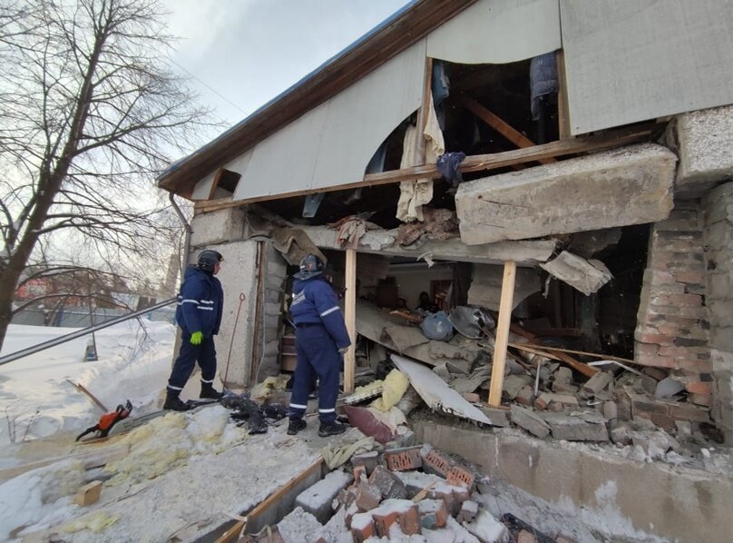 освящение в квартире святой водой. освящение жилища священником. освящение дома. освещение батюшкой. окропление святой водой жилища.