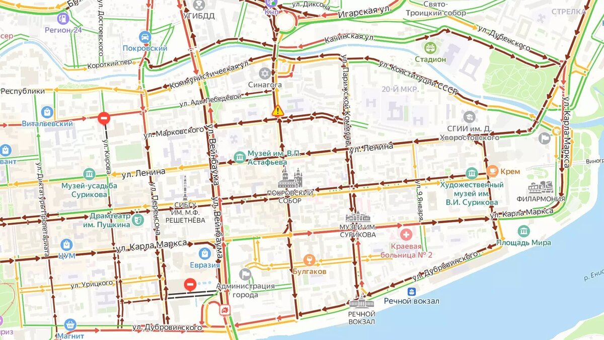     В центре Красноярска образовались огромные пробки. Жители города выходят из автобусов и идут пешком, а водители гадают, в чем причина.
