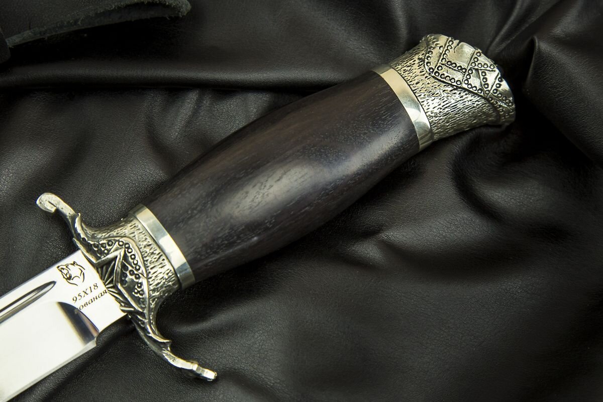 Авторское литьё на рукояти "Финки НКВД", мастер Афиногенов А.А. Компания "Кузница Медведь"