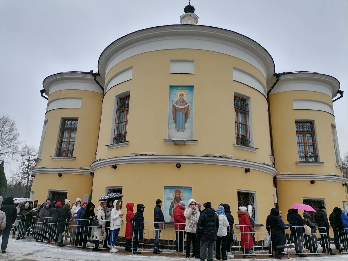 фото автора, очередь к мощам Матроны.