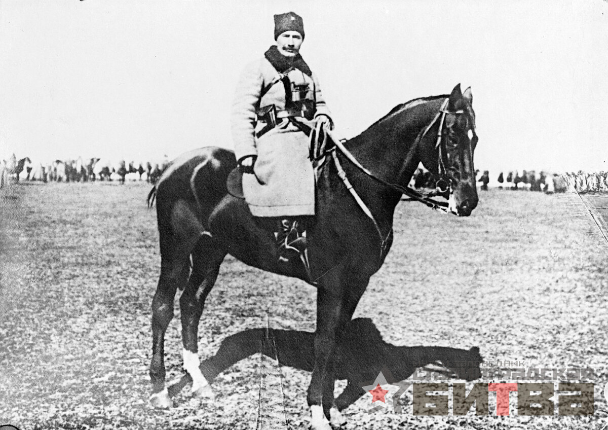 Буденный Семен Михайлович, во время Гражданской войны командующий Первой конной армией, верхом на лошади в зимней форме
