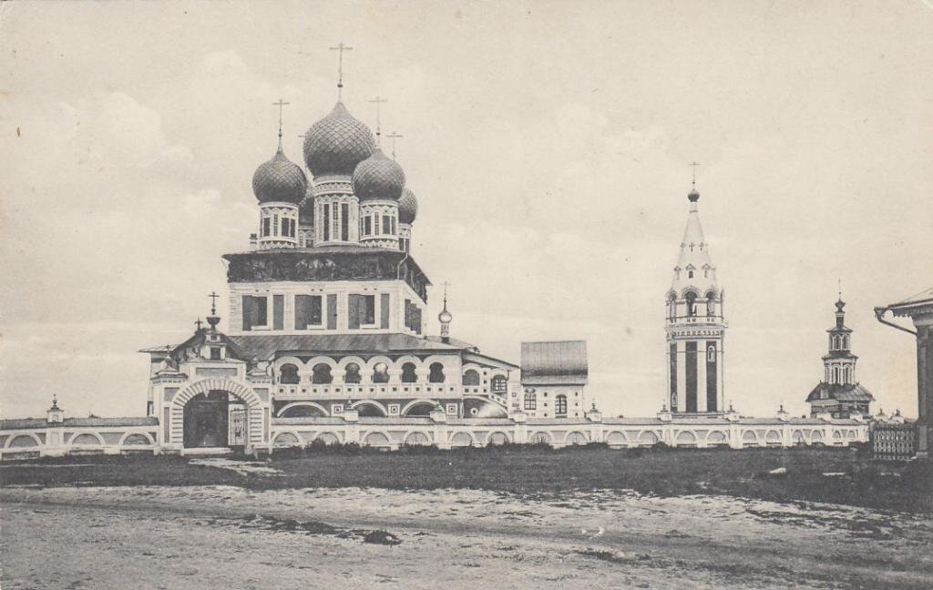 Архитектурные традиции ярославской земли особенно ярко запечатлены в камне православных храмов ХVII столетия.