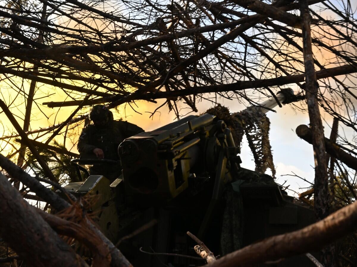    Боевая стрельба по целям ВСУ из 152-мм самоходной пушки 2С5 "Гиацинт-С" © РИА Новости / Евгений Биятов