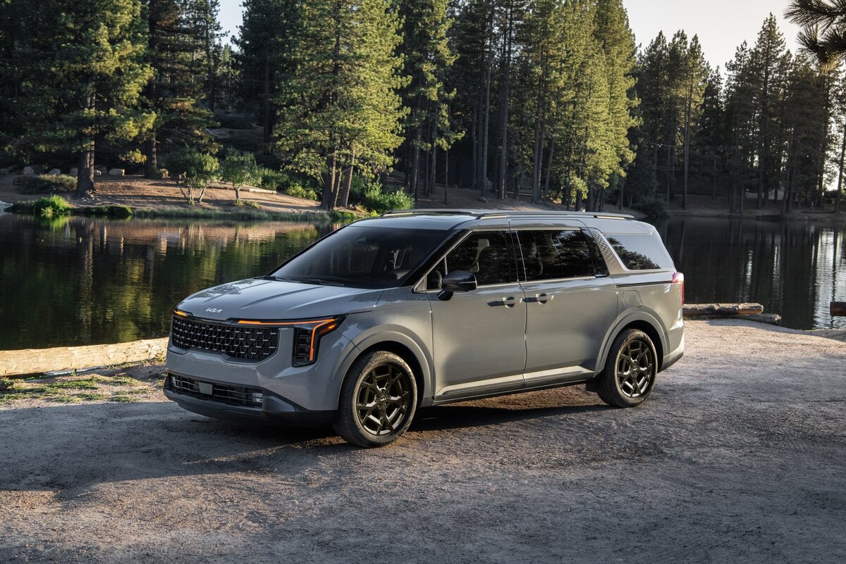 Характерная носовая часть с лихими росчерками светодиодных огней — таков теперь фирменный стиль Kia.