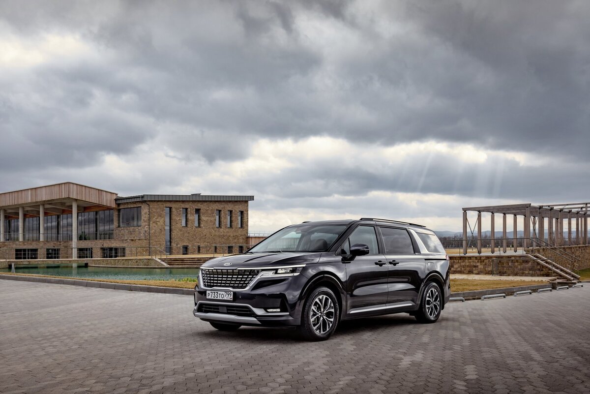 А вот как выглядела эта модель до рестайлинга. В таком виде Carnival продавался в РФ до 2022 года.