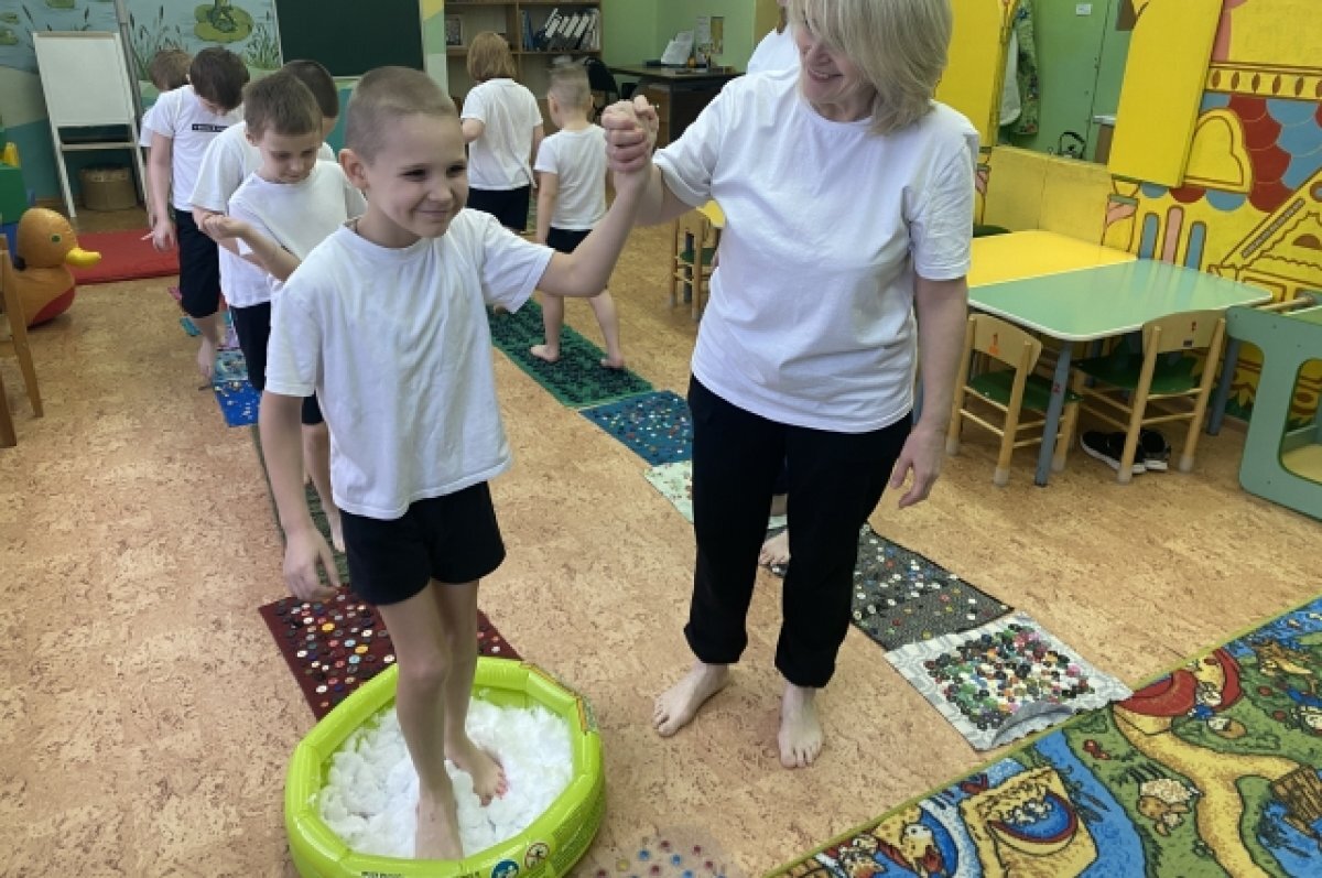    Воспитанники рязанского детского сада №118 каждый день смело шагают босиком в снег.