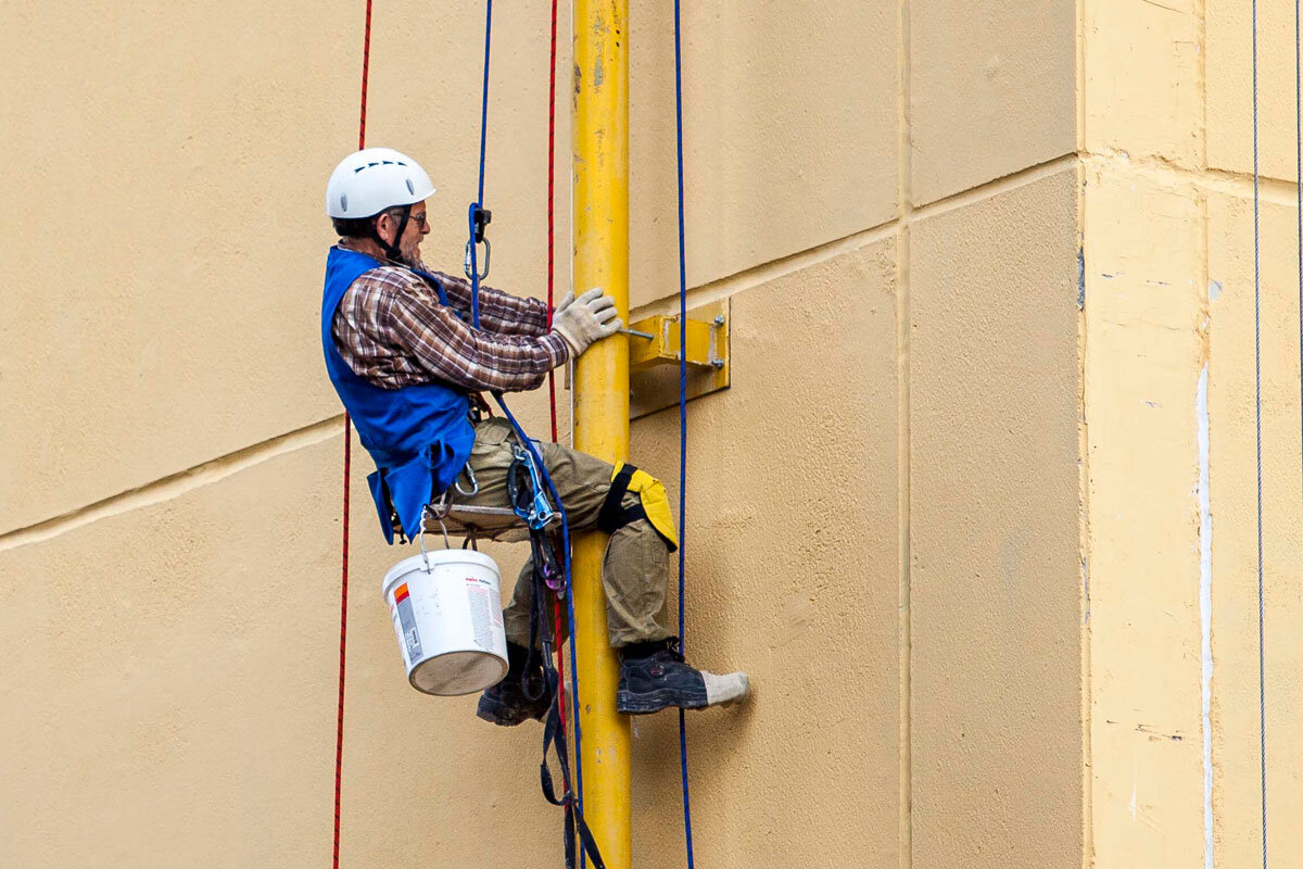 Ремонт фасадов материалом. Покраска фасада альпинистами. Монтажник фасадов. Фасад дома штукатурка. Теплоизоляция материалы для стен фасада.