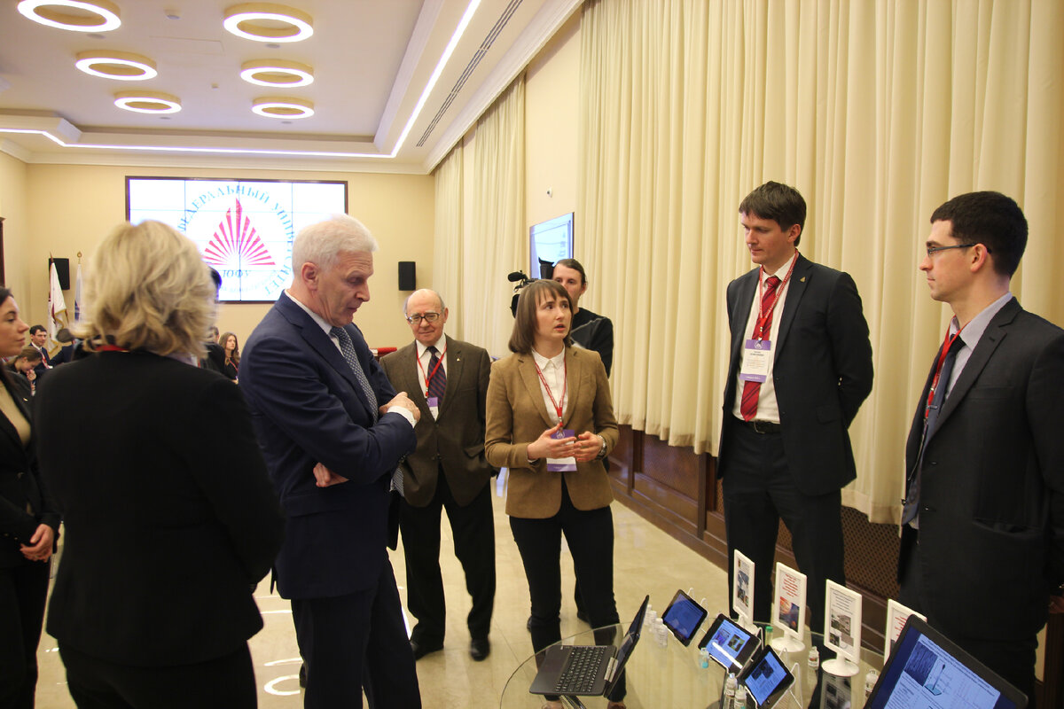 Научнгтехнический прогресс. Высокие технологии будущего. Science people. Технологии будущего. Ученые исследователи.