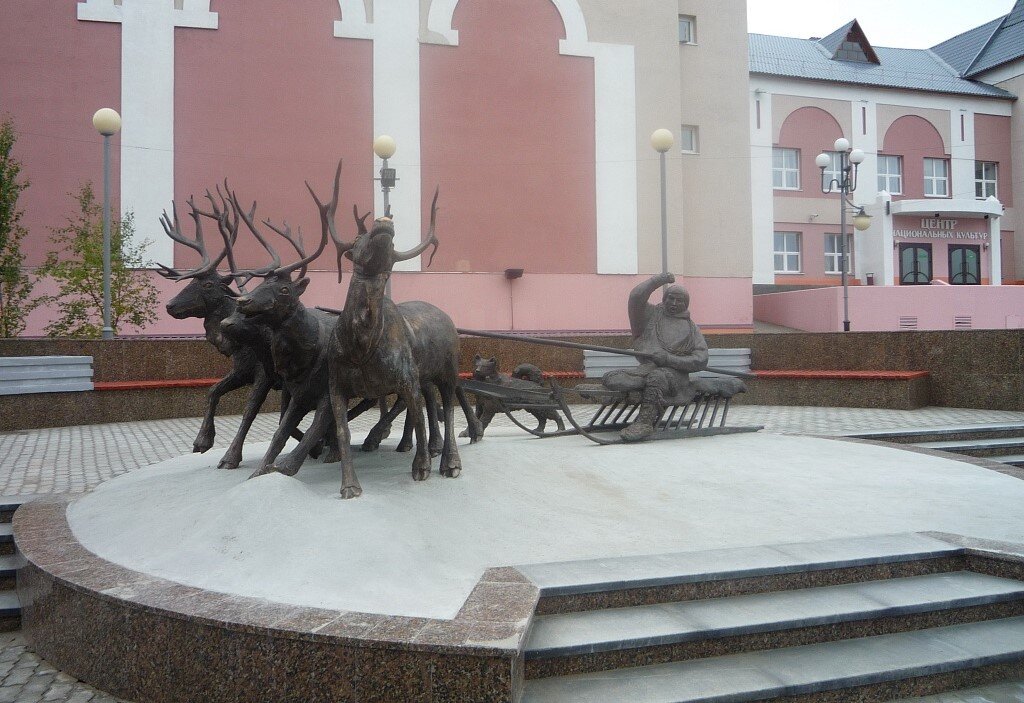 Памятник коренному. Памятник КМНС Салехард. Памятник коренным малочисленным народам севера Салехард. Памятник народам севера в Салехарде. Памятник единению народов и культур.