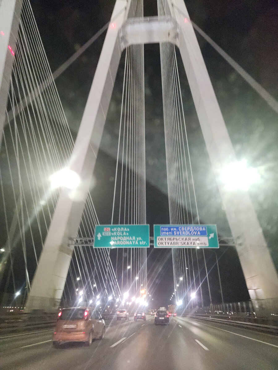 Въехали в Питер.