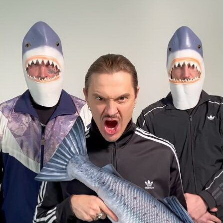     Little Big станцевали с рыбьими головами на дне океана в «Hardstyle Fish»