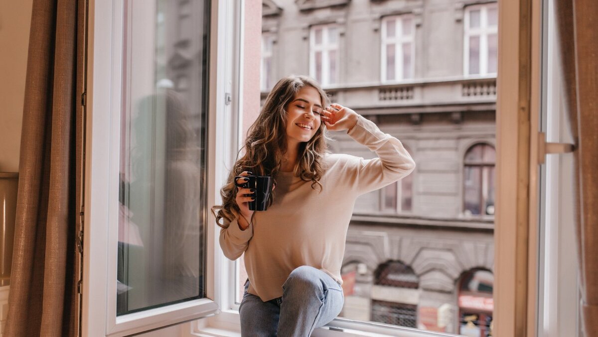 Открыть окно. Окно с форточкой. Окно с форточкой деревянное. Закрытое окно. Рука открывает окно.