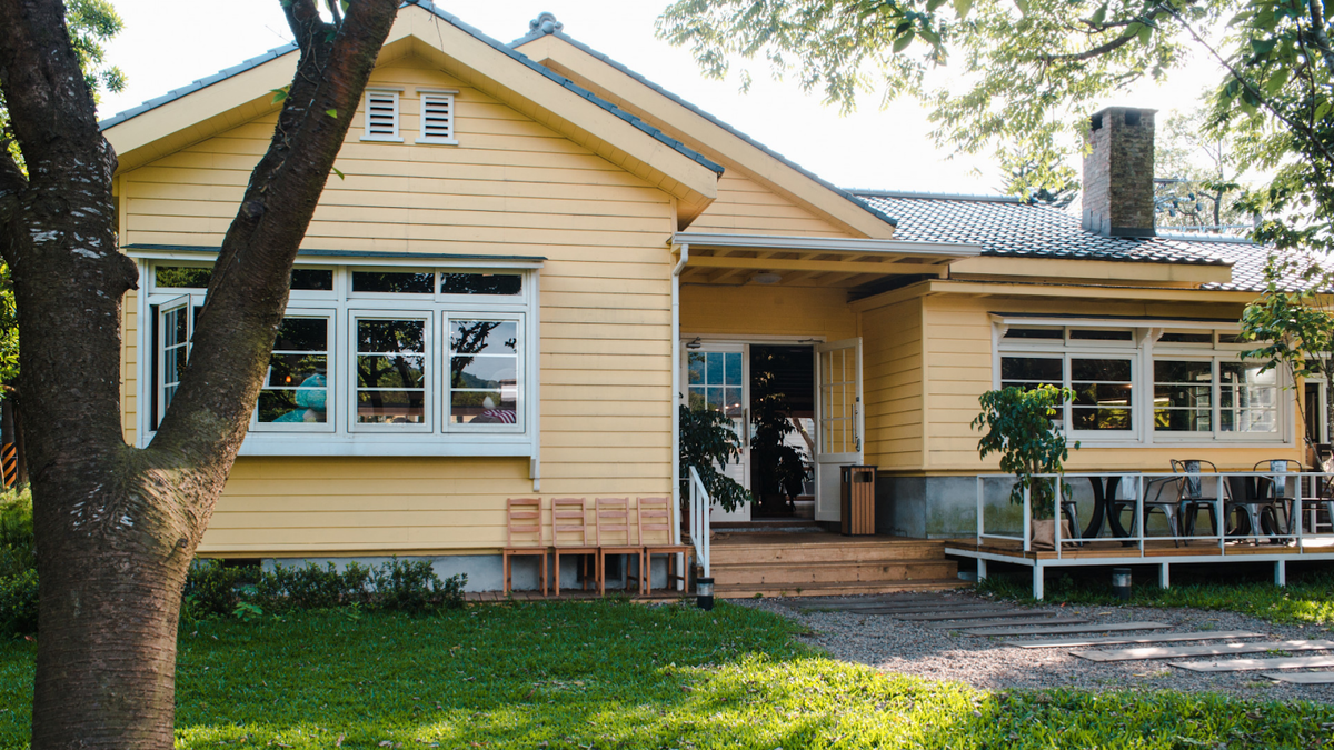 Источник: https://ru.freepik.com/free-photo/charming-yellow-house-with-wooden-windows-and-green-grassy-garden_9185325.htm