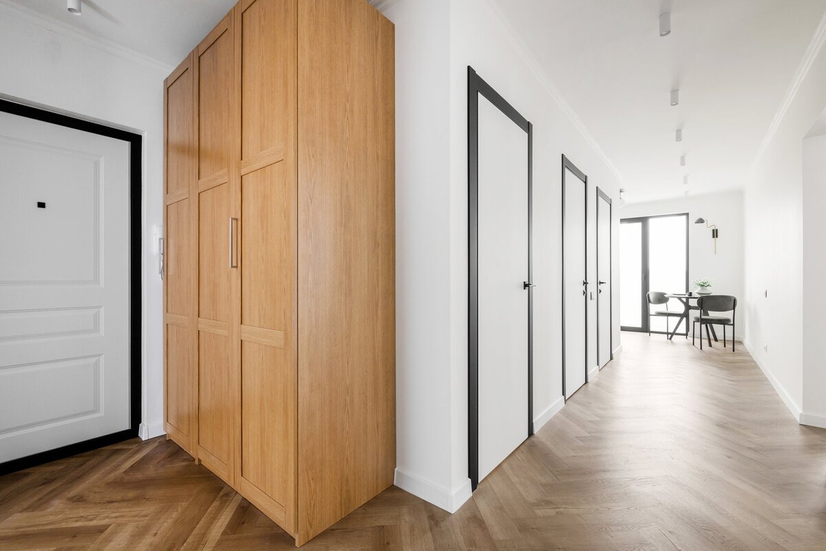 На фото: интерьер прихожей в квартире 76 кв.м в г. Санкт-Петербурге. Дизайнер: Наталья Трифонова; фотограф: Мария Дмитриева