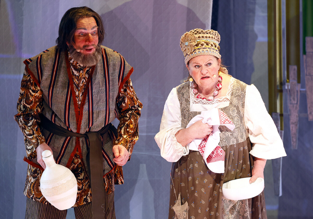 Бобыль Бакула – Владимир Носик, Бобылиха – Ирина Муравьёва. Фото Дамира Юсупова / Большой театр.