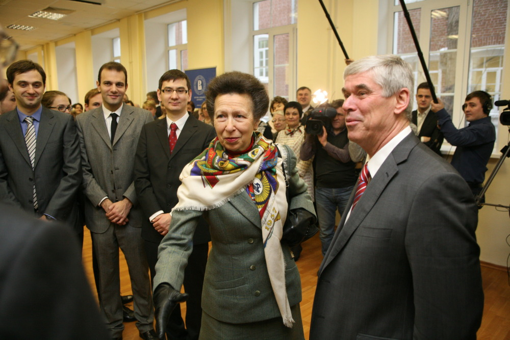 человек перед публикой. публичная кадастровая карта ростова-на-дону. публичная 6. лекторий. карта земельного кадастра.