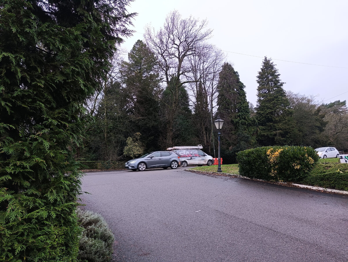 дом напротив был на половину в лесах. дом напротив был на половину в лесах. дом напротив был на половину в лесах. стена частного дома. балкон старинного особняка.