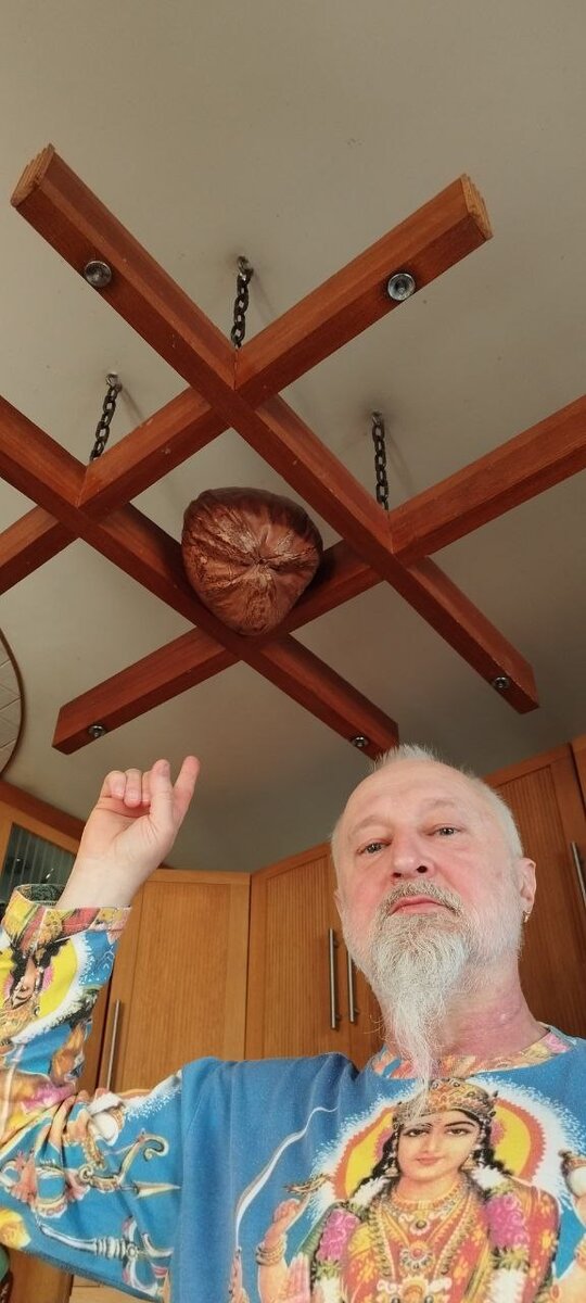 В московской квартире по старой доброй индийской традиции подвесил под потолок кокос. Да так, чтобы над своим стулом у обеденного стола. И проволоку выбрал тонкую, для малой заметности. На меня то, ясное дело не упадёт. А другим, чтобы неповадно было занимать хозяйское место. Лет 12 провисел. Пришёл в гости старый школьный друг... не внял он моим предостережениям. Именно в тот момент кокос и отвалился... это хорошо, что в гости к доктору пришёл!