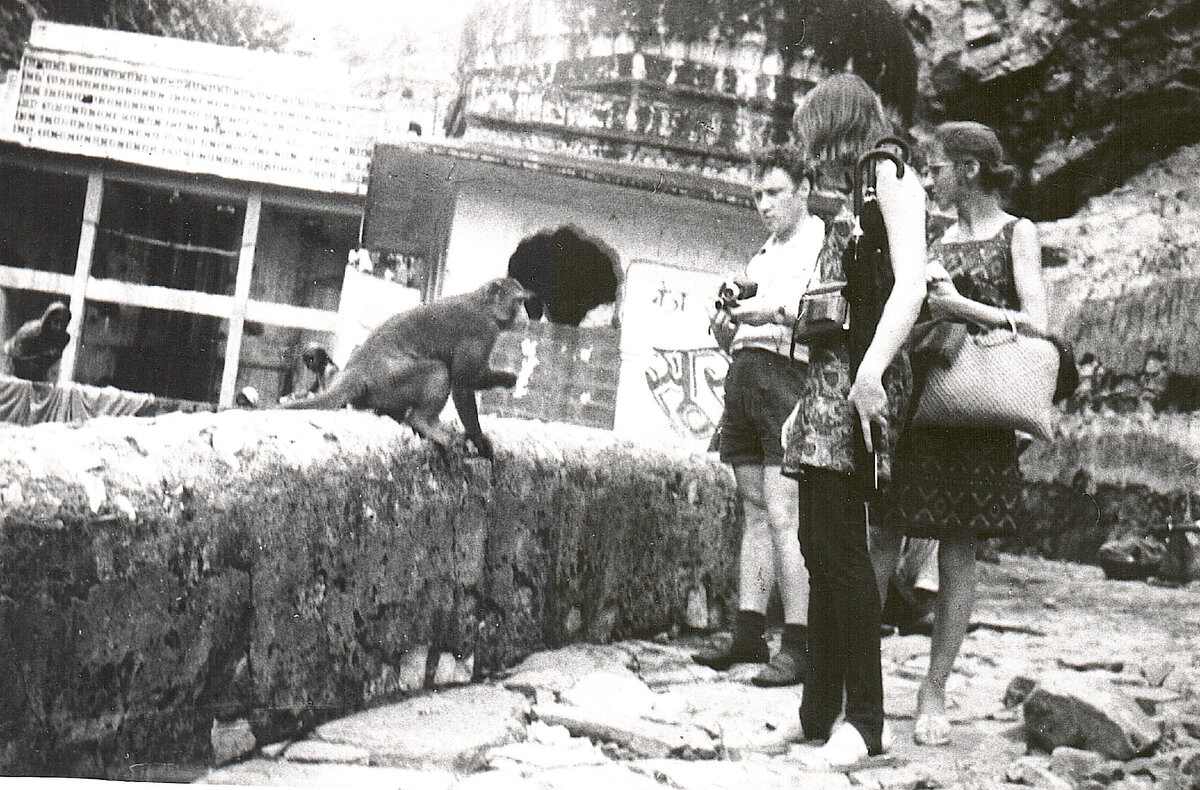 1971 год на переднем плане, с зонтиками моя сестра Татьяна, отец и мама. 