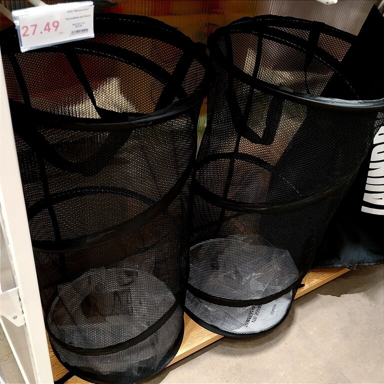 пусть всё будет так как надо. я всегда буду рядом. хуй завернутый в газету заменяет. я никому не нужен. сидит девушка загадка на месте.