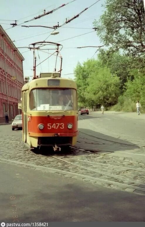 В этом материале в качестве иллюстраций предлагаю посмотреть на улицы в прошлом. Этих фотографий нет в основной статье. На снимке улица Палиха от перекрёстка с Тихвинской и Сущёвской улицами. То есть в сторону Новослободской, 1994. Трамвай №5 едет в Медведково. С сайта www.pastvu.com.