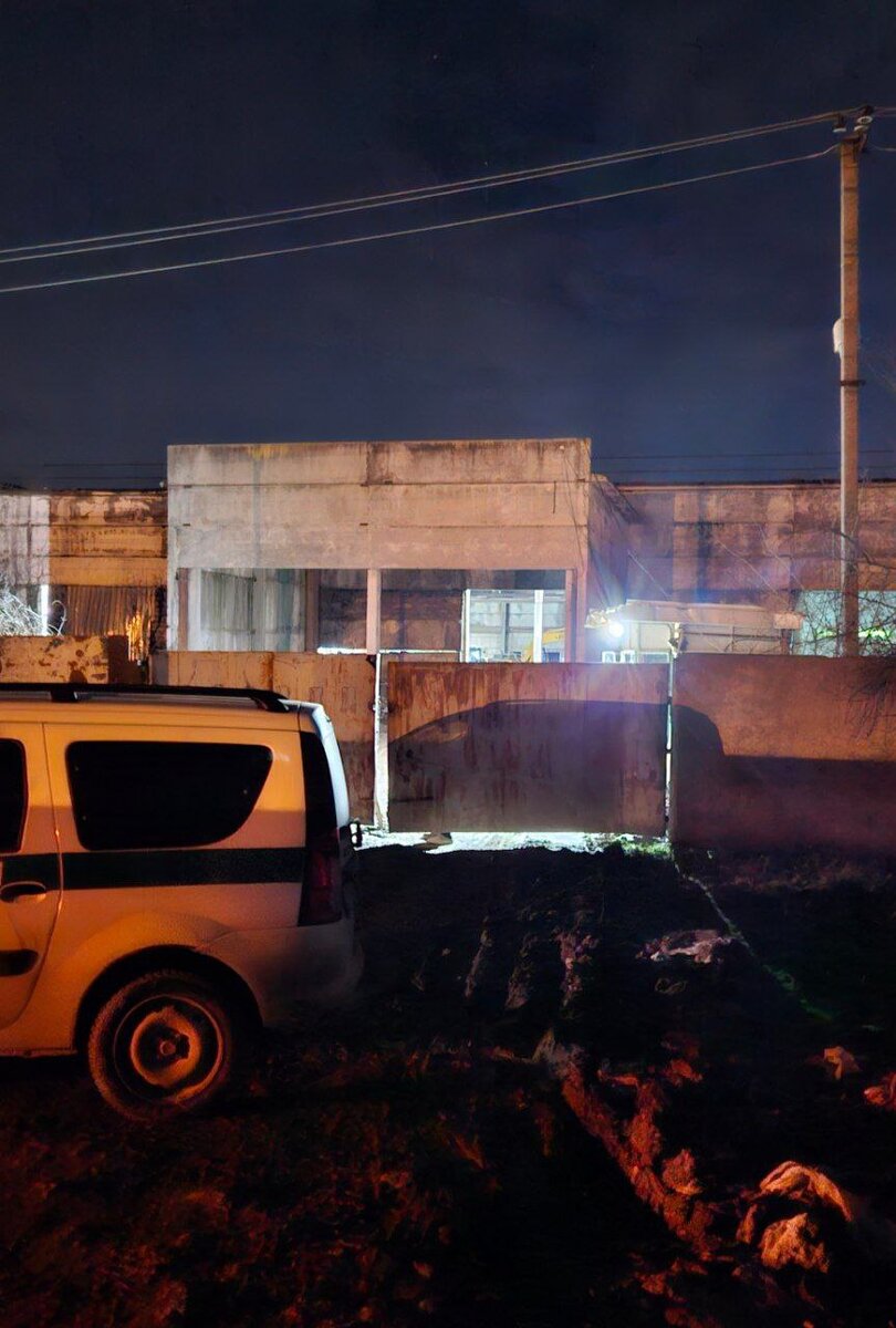 Судебные приставы блокируют въезд