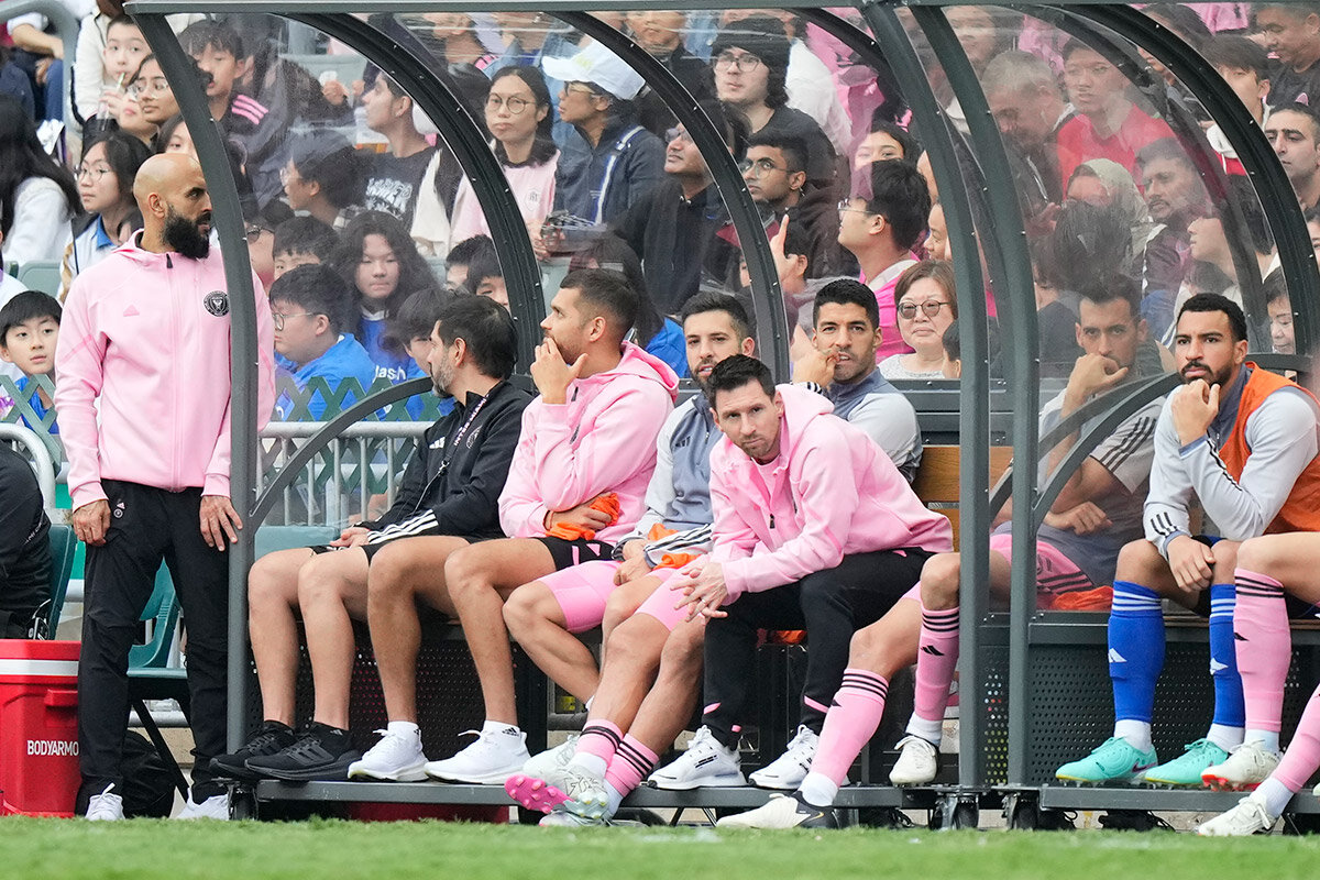 Fred Lee / Getty Images📷Месси на скамейке запасных «Интер Майми» во время игры против сборной Гонконга