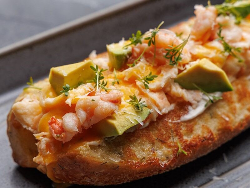 Скрэмбл с лососем, креветками и авокадо можно попробовать в ресторане 1586