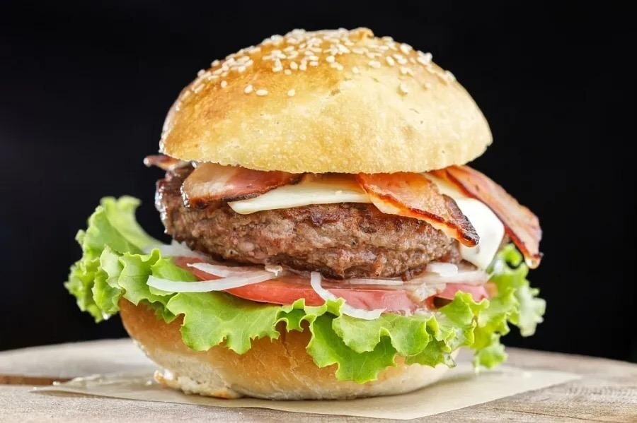 Классический бургер из рубленого мраморного рибая, с розовым соусом можно попробовать в El CHICO