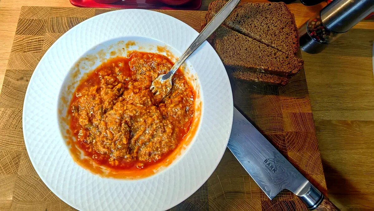 Кильку мнем вилкой в тапелке