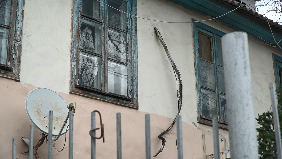    В 2024 году в Краснодаре собираются расселить жильцов 26 аварийных МКД. Фото: телеканал «Краснодар»