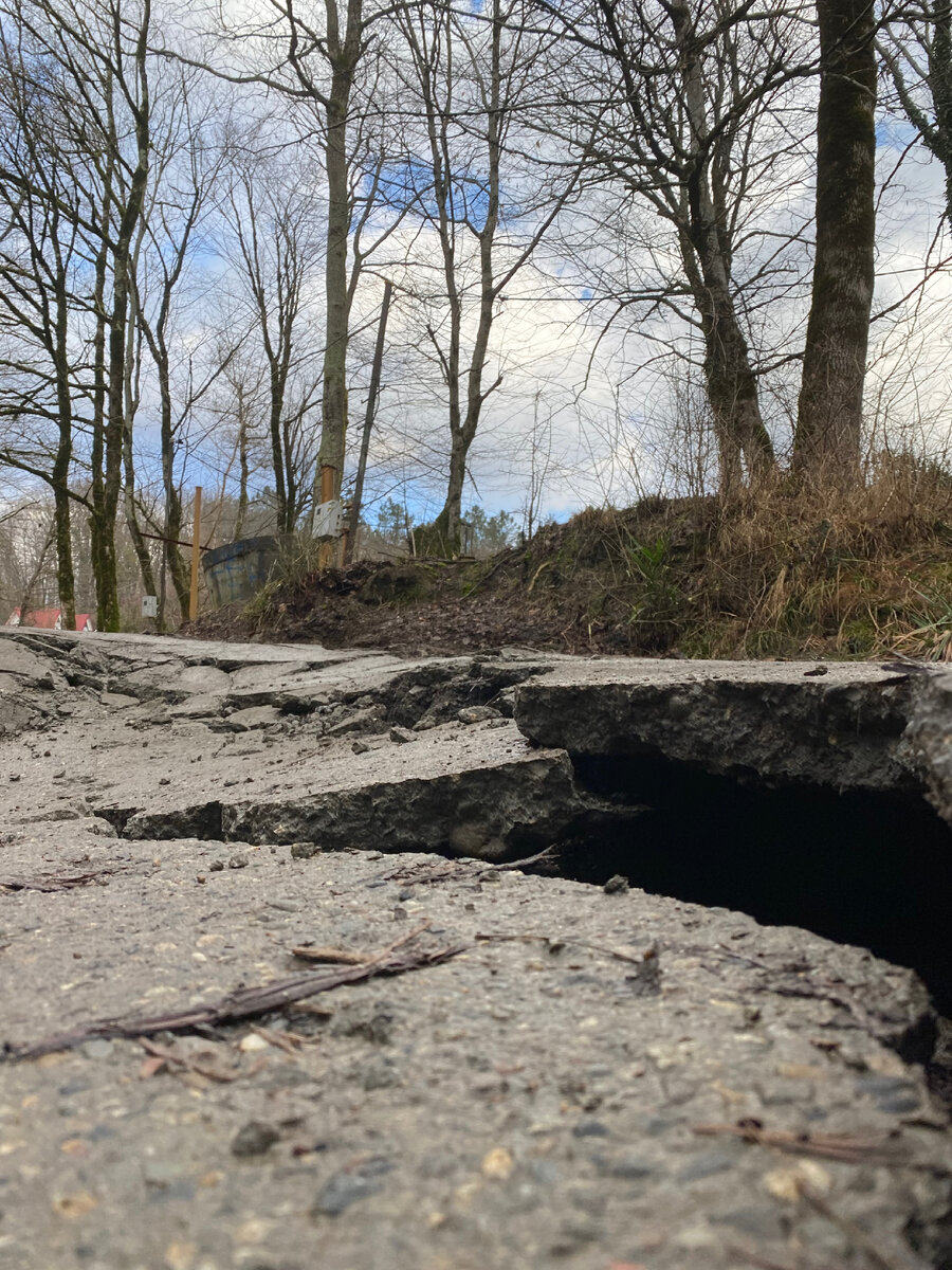 Водопад которого нет на картах на ручье Холодная Балка, опасный спуск,  сказочный терем и провал дороги — мой поход в мамайском лесу. | Путешествия  Саши по горам. | Дзен