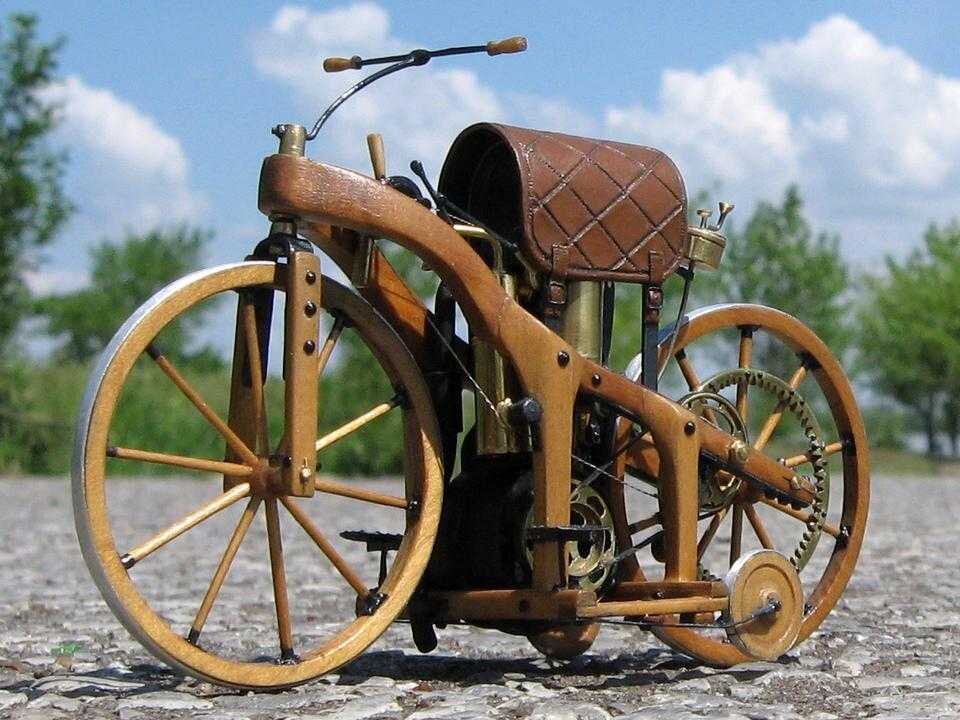 Первый в мире точнейший. Daimler Reitwagen 1885 мотоцикл. Мотоцикл («Daimler Reitwagen»). Мотоцикл Готлиба Даймлера. Первый мотоцикл Готлиба Даймлера.