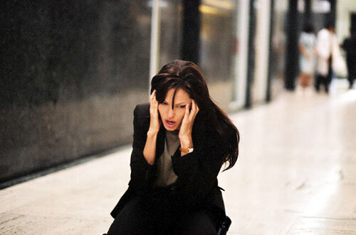 Чтобы лучше войти в роль, Анжелина Джоли перед съемками фильма консультировалась с настоящим профайлером ФБР Робертом К. Ресслером.