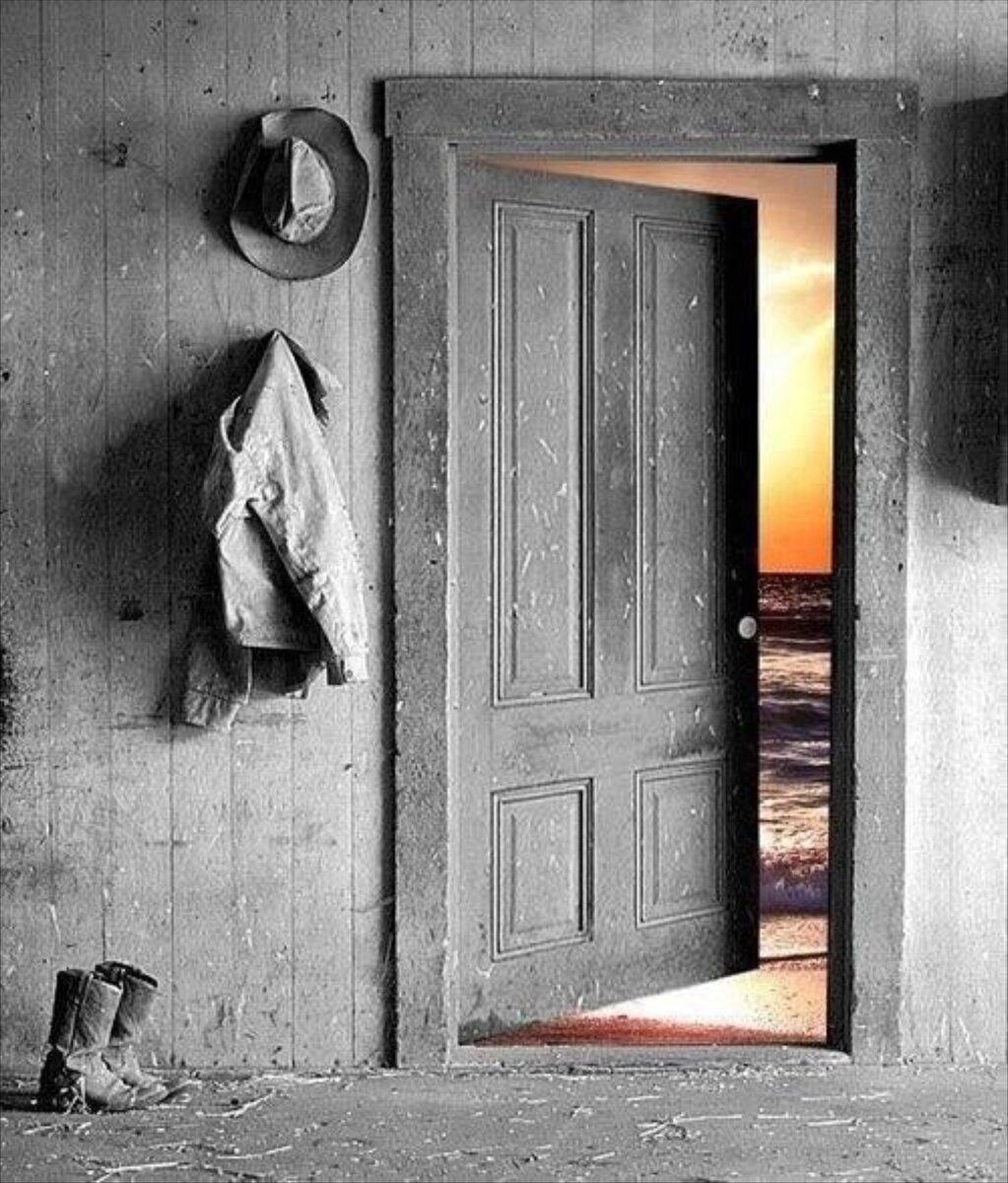 Исторические двери банка турции. История про дверь. История про дверь. Странные двери. Двери в древности.