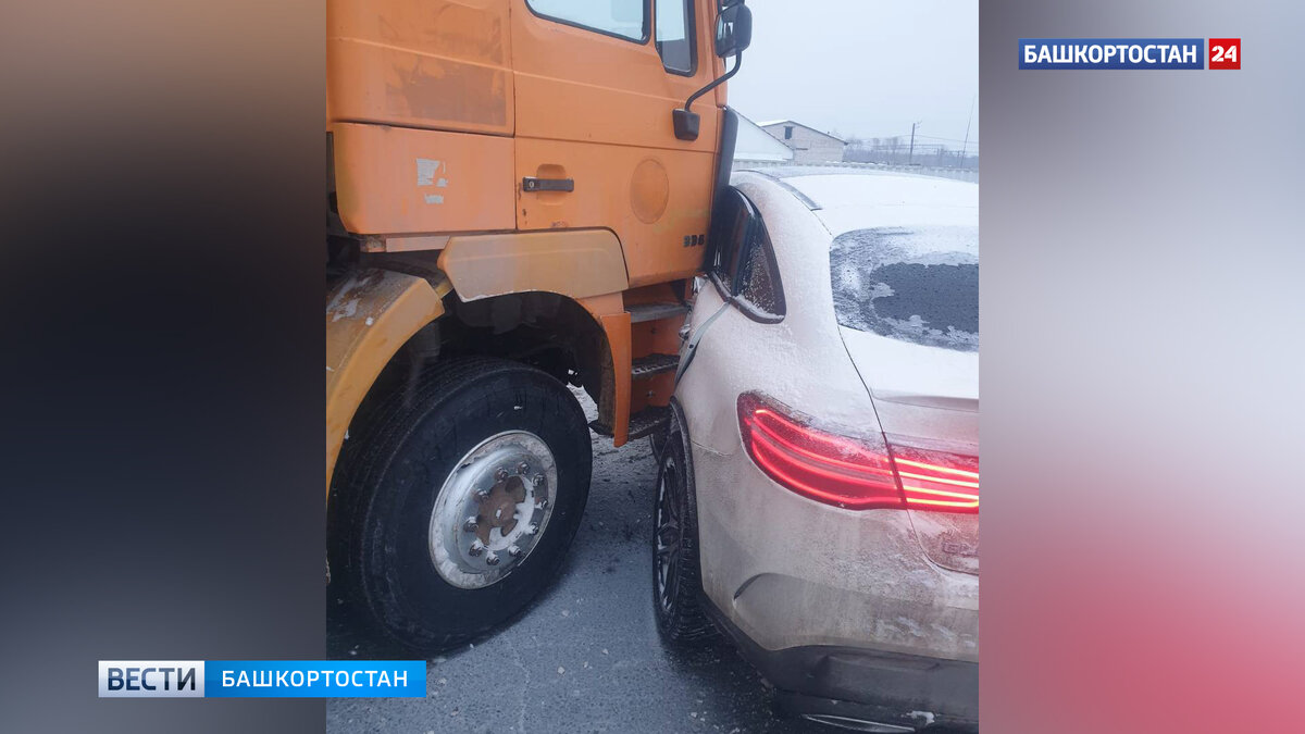 В уфимской Деме столкнулись Mercedes-Benz и грузовик: пострадала женщина |  Башкортостан 24 | Дзен