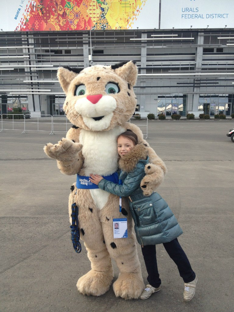 Аня в Сочи в 2014 году. Ей 9 лет и она только изучает тройные прыжки 