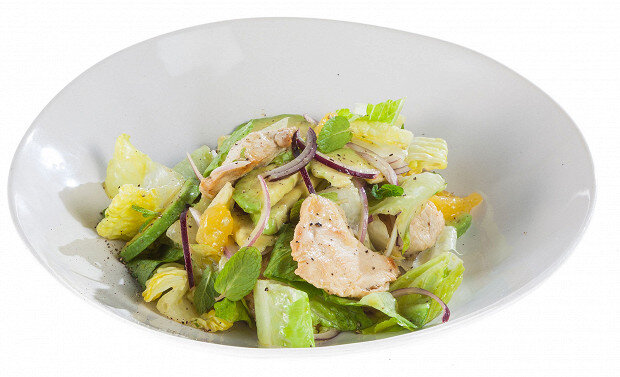 Салат с авокадо с копченой. Салат с курицей и овощами. Салат с авокадо с копченой. Салат с авокадо и копченой курицей. Салат с курицей и авокадо.