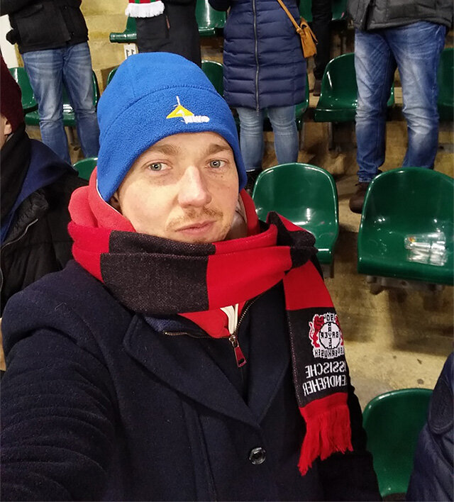 Иногда нужно отпускать то что причиняет боль. Даже если больно даже если нету. Иногда нужно отпустить человека. Даже если больно даже если нету. Как странно человек устроен.