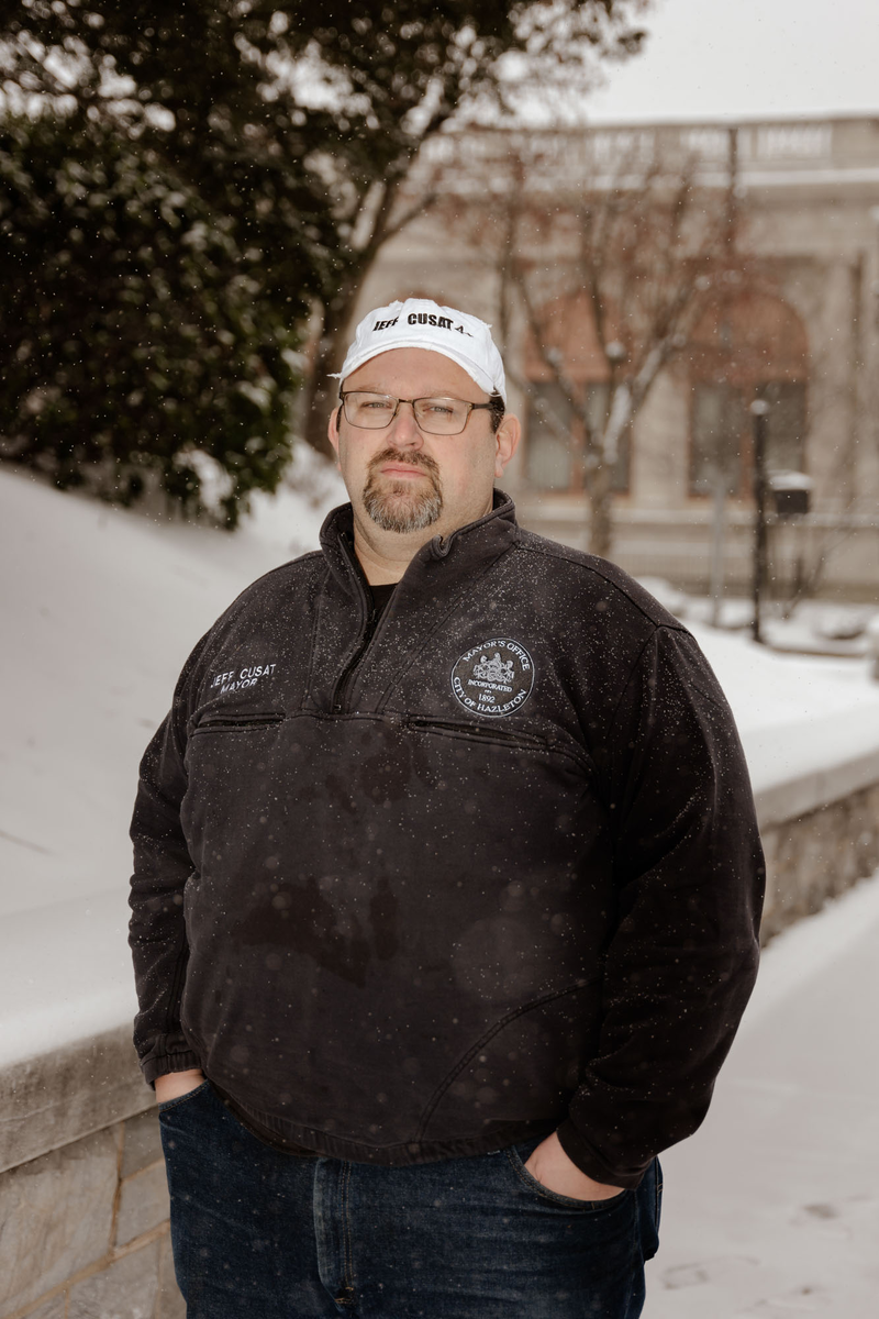 Джефф Кьюсат, мэр Хэзлтона возле мэрии.