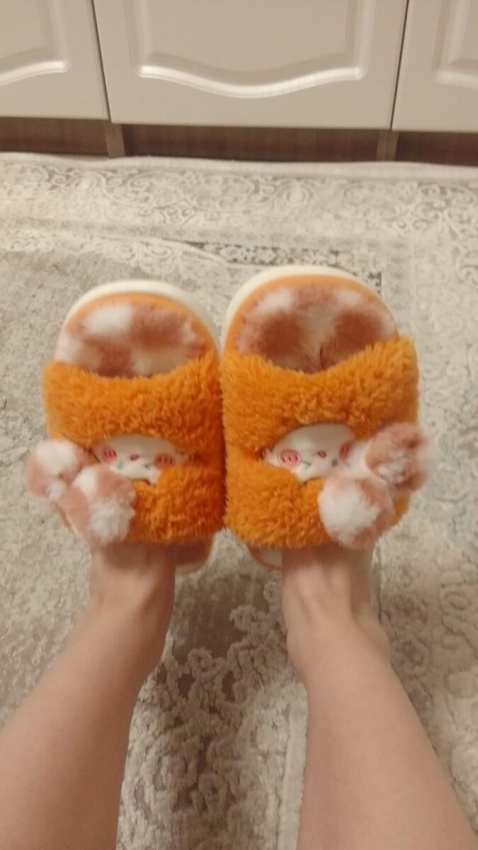 Ноги не мои. Это Ника скинула мне похвастаться, какие тапки ей бабушка Валя подарила 😅