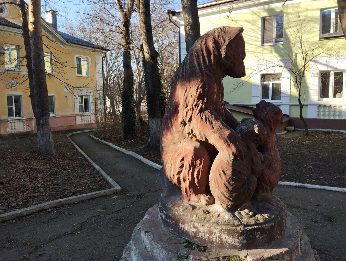 Уютный дворик с медвежатами