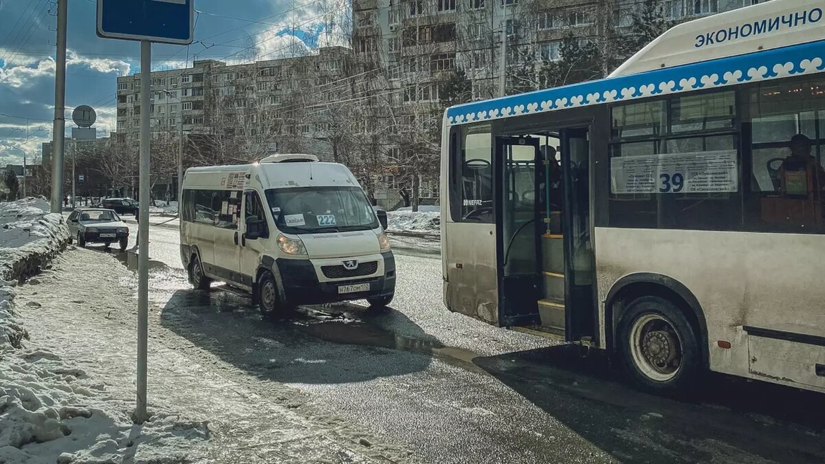     Жители Уфы показали, как вынуждены тесниться в автобусах. Видеозапись с остановки на улице Галле опубликовали в Telegram-канале Ufa_rb.