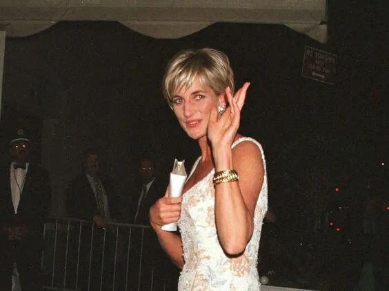 23 июня 1997 года: Диана, принцесса Уэльская, на аукционе Christie's в Нью-Йорке продает свои 79 платьев. Фото https://i.pinimg.com.