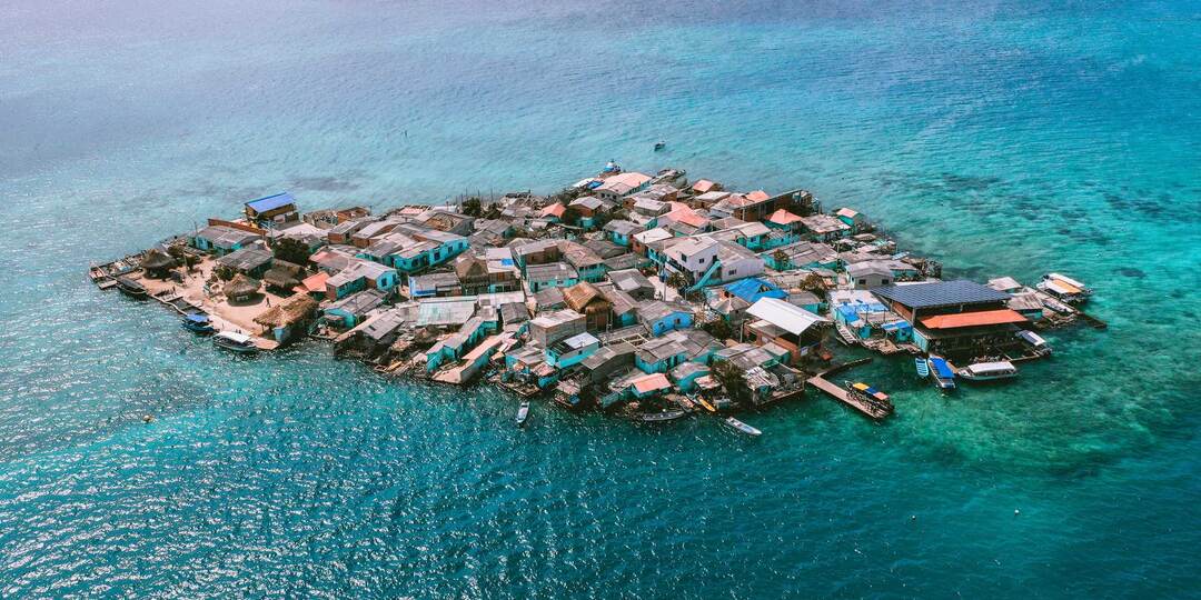 Как живут на самом густонаселённом острове в мире