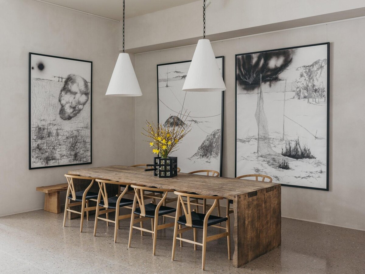 Александра Гарт. «Без названия», 2021. Графит, уголь, масляная пастель, спрей., фото:пресс-служба галереи