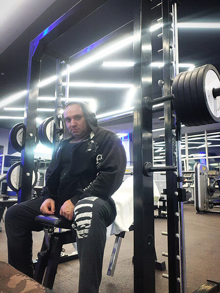 Все разминочные подходы и повторения я сделал, кроме одного. В последнем подходе, когда я делаю 5 повторений, я этот же вес предварительно делаю на 1 повторение для подачи мозгу информации о предстоящем весе. Мне это помогает. Потом отдых и полноценный подход на 5 повторений. Так вот именно этот предварительный подход на 1 повторение показал дискомфорт в плече и пришлось отказаться от полноценного следующего подхода. Кстати, по правилам жима - я бы и 1 повторение не сделал бы со своим максимальным весов на 5 повторений. Штангу не фиксирую внизу, сигнал "жим" не жду. Локти не разгибаю полностью вверху. Так что я не считаю себя "жимовиком" даже близко.